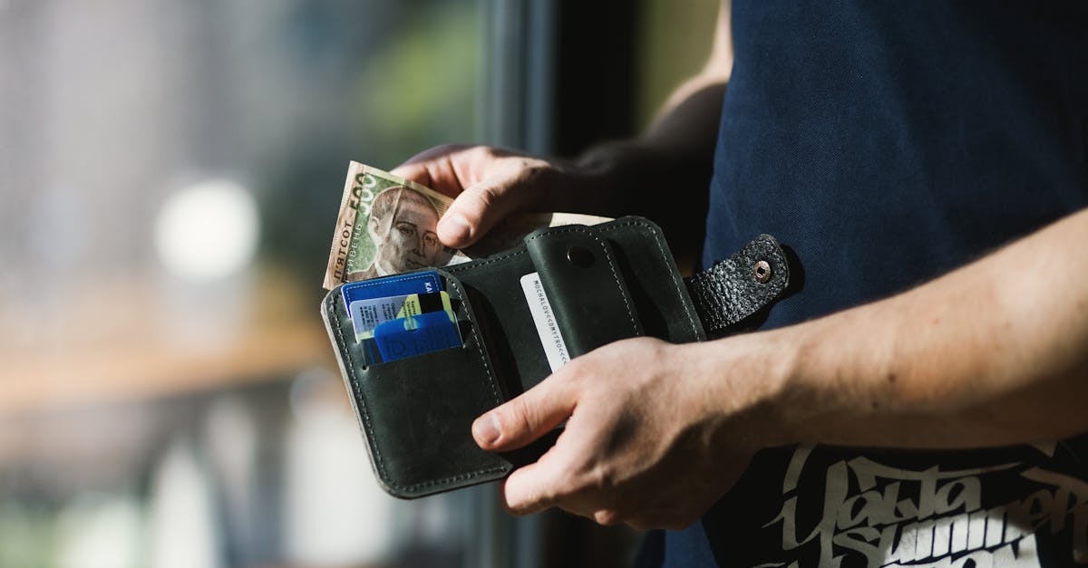 Melbourne on a budget hero — traveller with cash and map