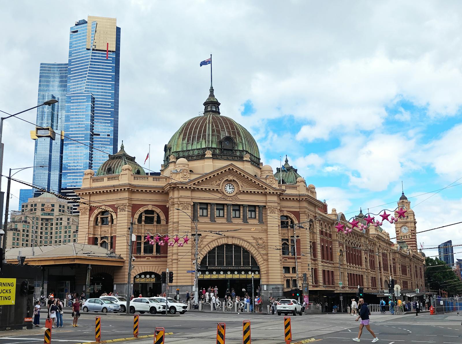 Flinders Street Station with the Melbourne skyline