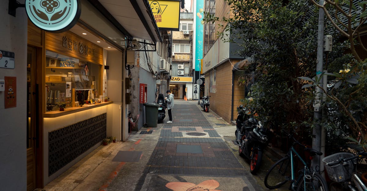 Melbourne laneway shopping — indie stores and cafes