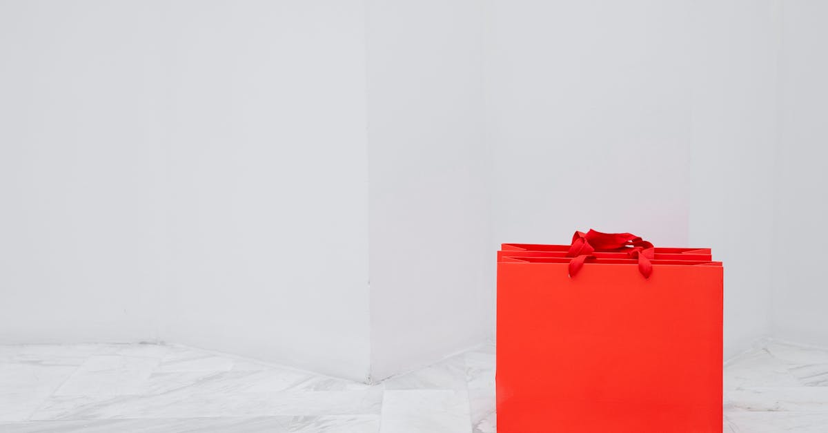 Best shopping in Melbourne — shoppers with bags on city street