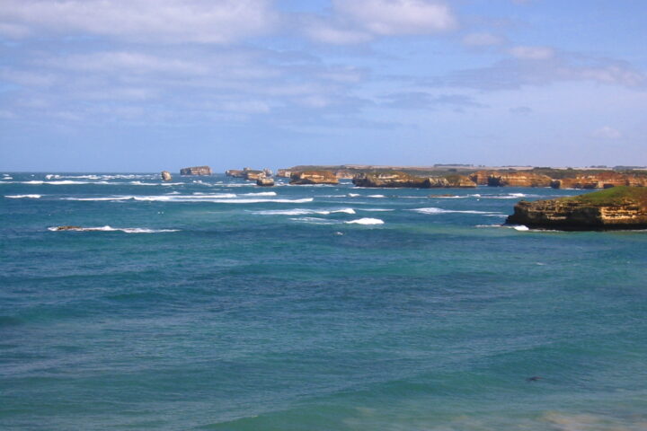 Limestone stacks and headlands scattered across turquoise water at the Bay of Islands near Peterborough